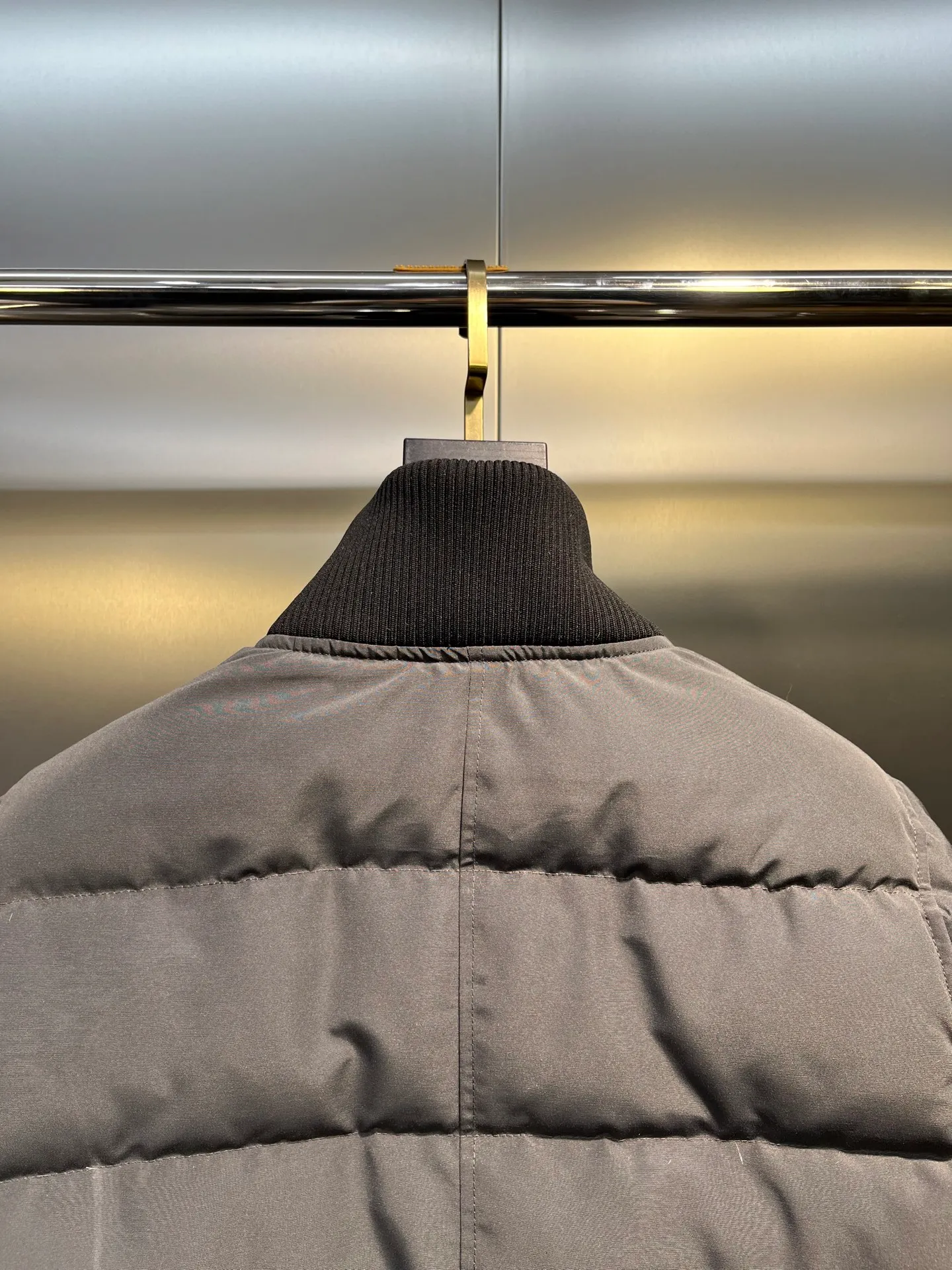 P840 Graphite Gray Ganand Goose⭐️Canada Goose men’s new short style is the most popular autumn and winter item on INS in recent years. More and more people are choosing goose down jackets. Fur collar: wolf hair! Canada Goose super 3D technology waterproof fabric treatment, perfect wind resistance, cold resistance, and high temperature resistance! Built-in plush heat storage to keep warm, heats up quickly and warms up quickly! Personalized design, exquisite workmanship, smooth to the touch and comfortable on the skin. Double-layer windproof cuffs, windproof and frostproof! The pocket design is beautiful and practical. The Canada Goose down jacket has been the most popular thermal suit in the world in the past two years. It has far surpassed the down jackets in the Mengkou Kingdom. At the same time, the style is classic and never goes out of style. Don’t be afraid of this cold winter, all you need is a Canada Goose down jacket. Item number: 42 styles Size: S-3XL